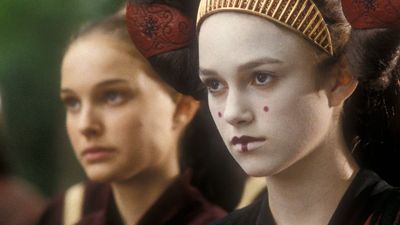 The Queen’s shadow. But who’s casting it? That’s Portman on the left with lookalike Keira Knightley (Sabé) on the right acting as Queen.